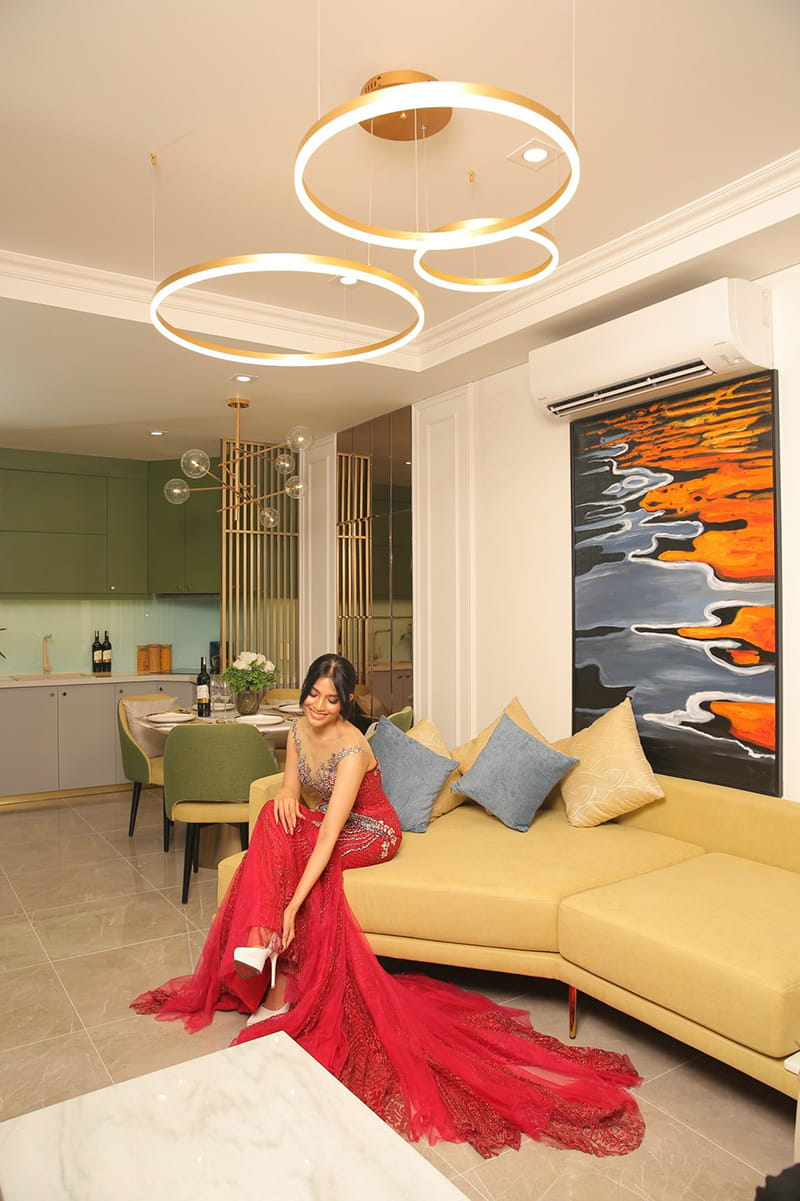 Á hậu Trương Thị May quyết định thực hiện bộ ảnh mùa Giáng Sinh tại không gian căn hộ Vogue Condosuites mang đậm dấu ấn thời trang và phong cách retro. 